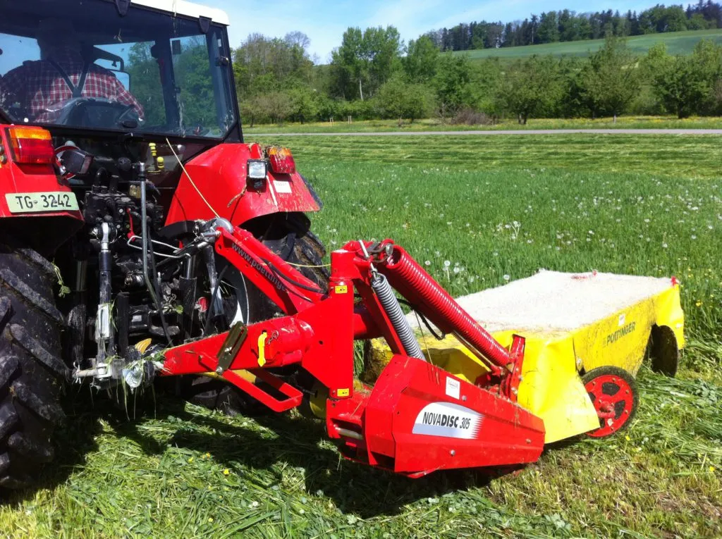 Kompakttraktor mit Frontmähwerk, bereit zum Einsatz.