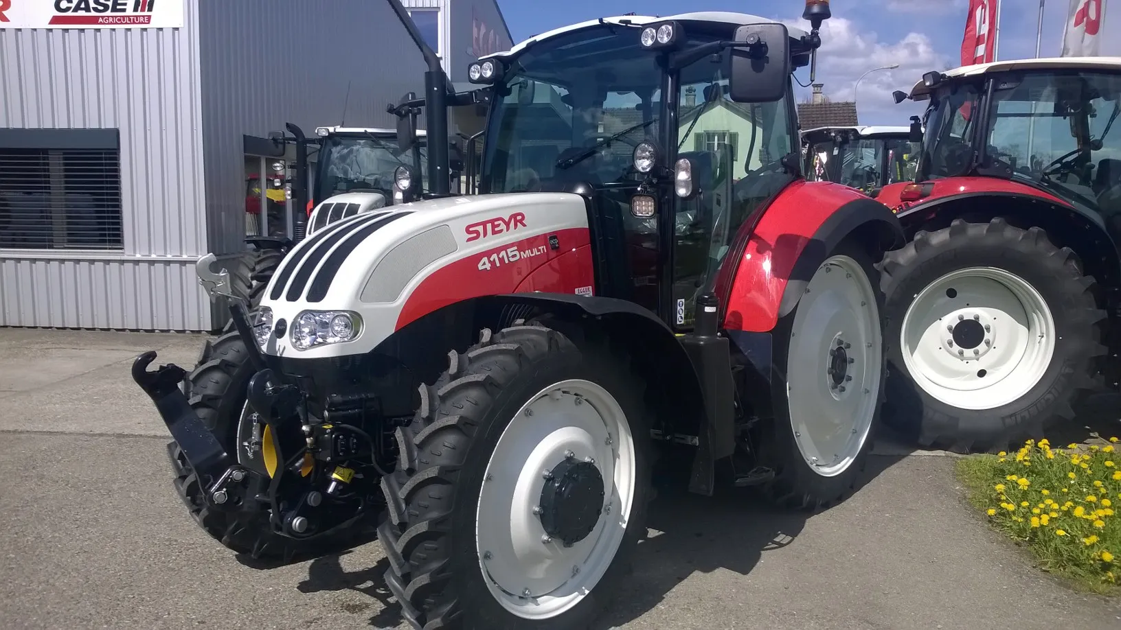 Neuer Steyr-Traktor auf dem Vorplatz vor dem Betriebsgebäude in Mettlen.