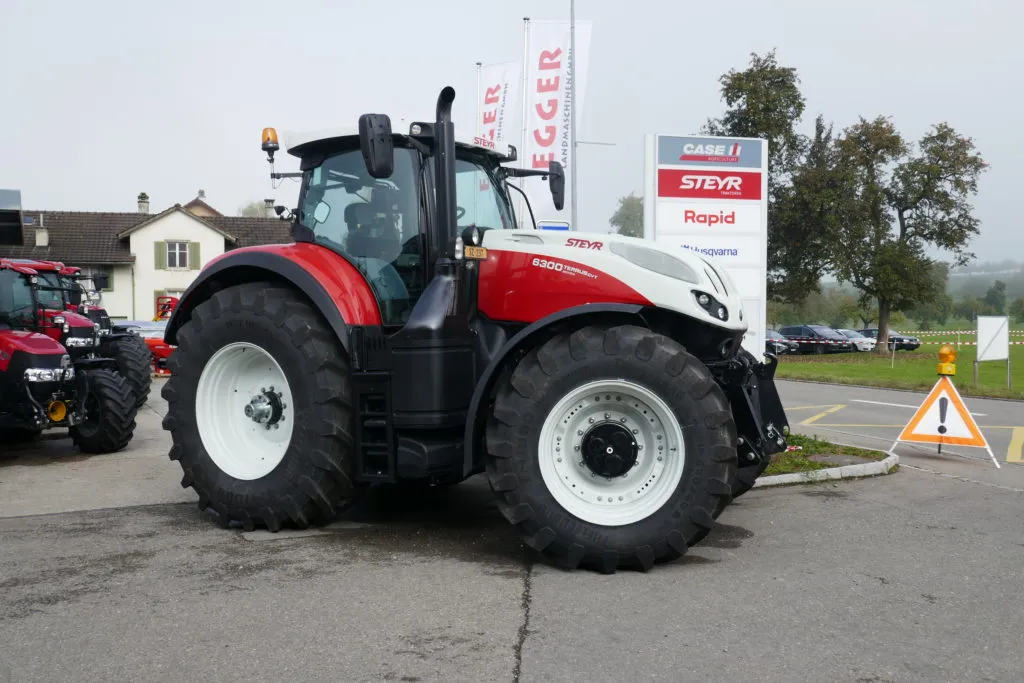 Seitenansicht eines neuen Steyr-Traktors auf dem Firmengelände.
