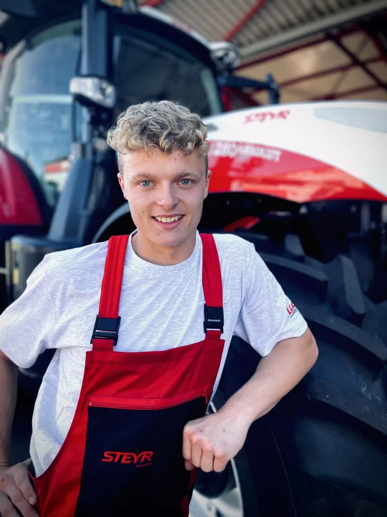 Ivo Tanner vor einem Steyr-Traktor.