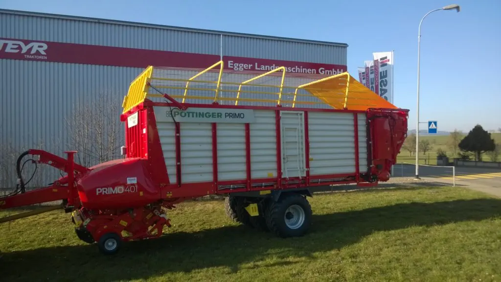 Pöttinger-Ladewagen Primo auf dem Firmengelände.