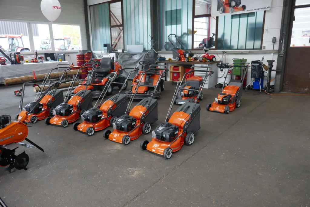 Husqvarna-Rasenmäher in der Ausstellung.