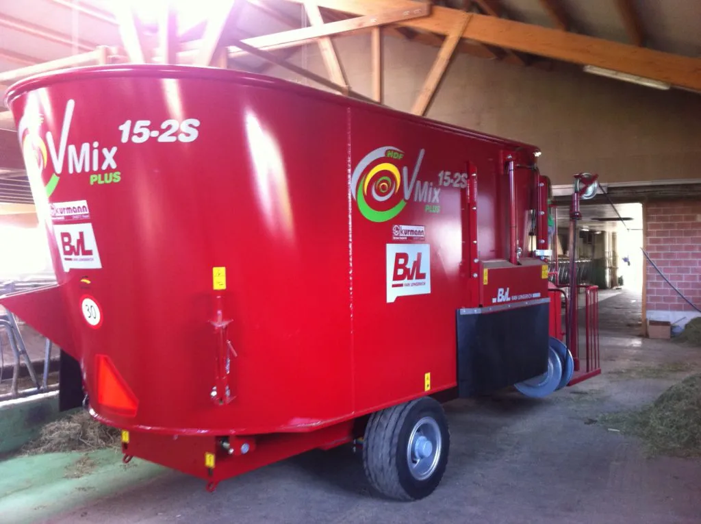 Futtermischwagen BvL V-Mix vor der Halle.