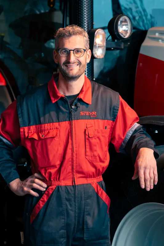 Markus Egger vor einem Steyr-Traktor.