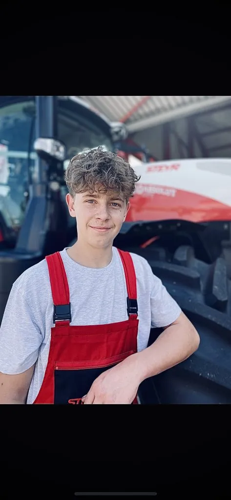 Nils Keller vor einem Traktor.