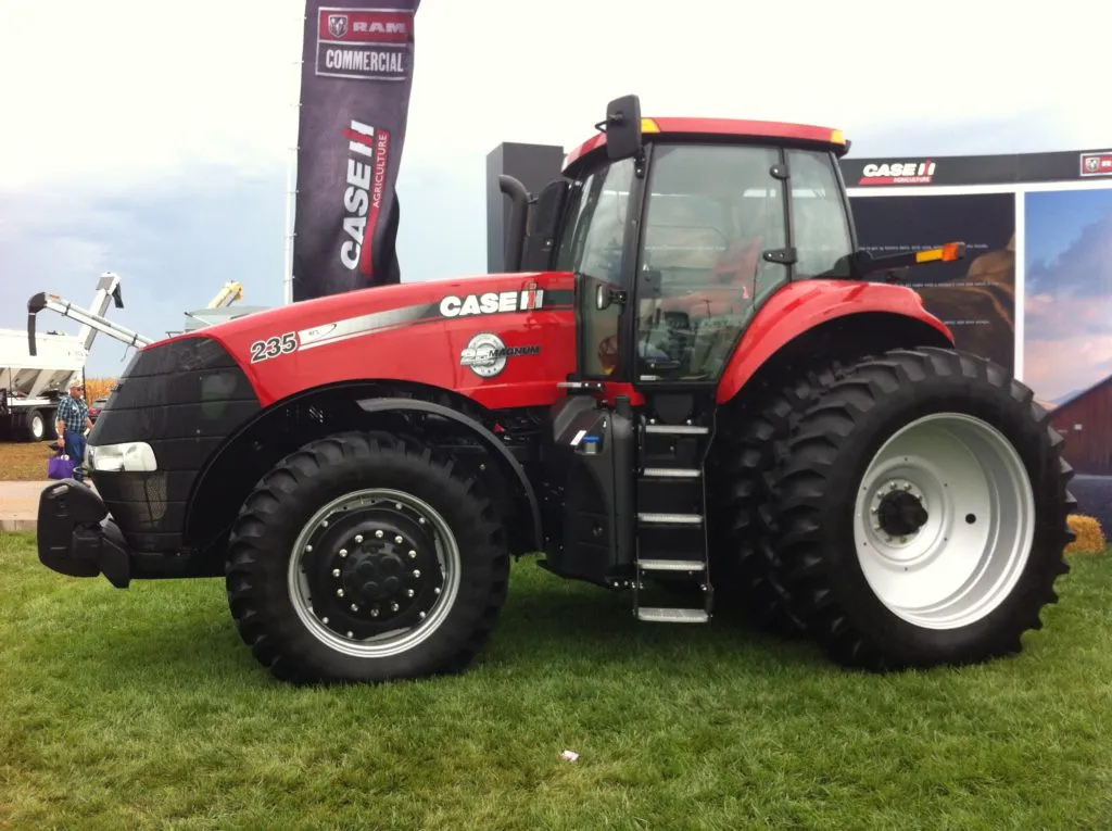 Case-Magnum-Traktor bei einer Feldvorführung.